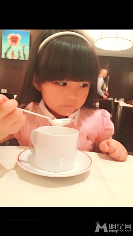 王诗龄纽约行小甜妞变身小女王萌翻全场_图-5