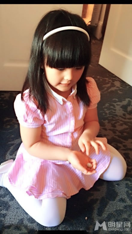王诗龄纽约行小甜妞变身小女王萌翻全场_图-1