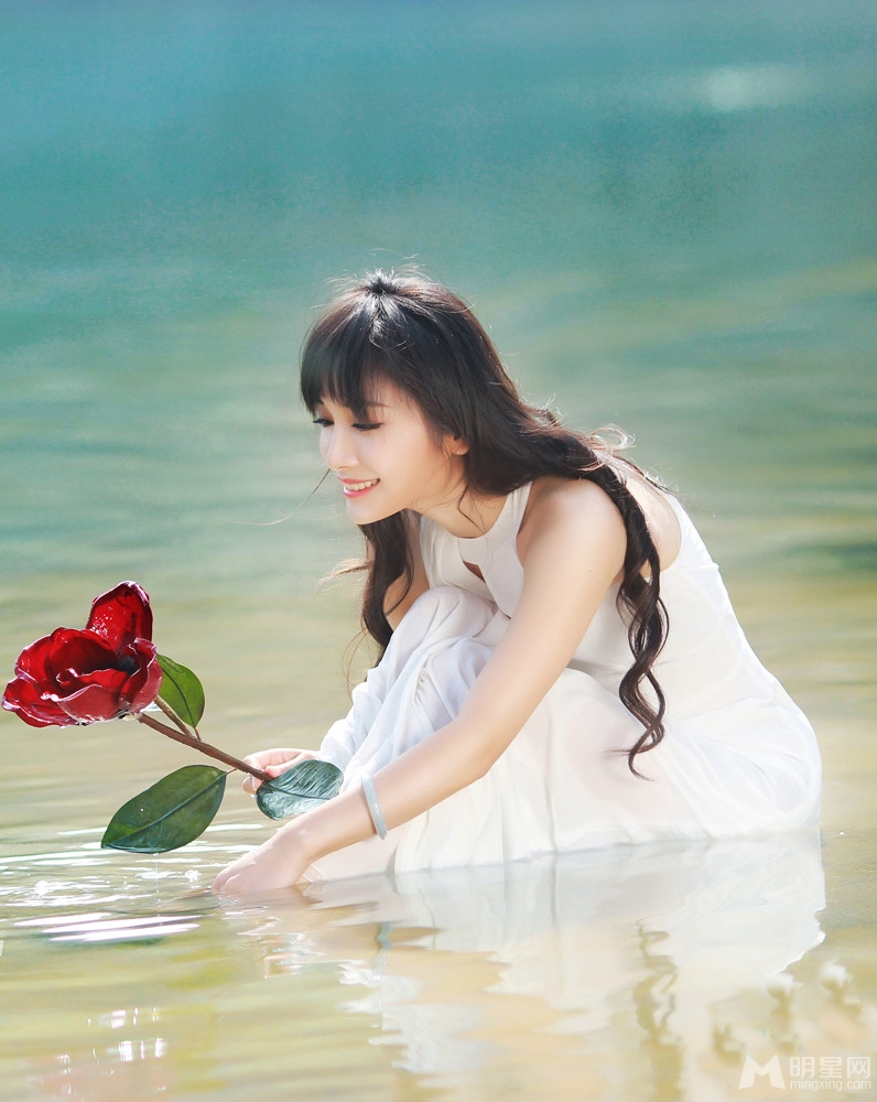 徐申东夏季唯美写真白色长裙优雅迷人_图-6