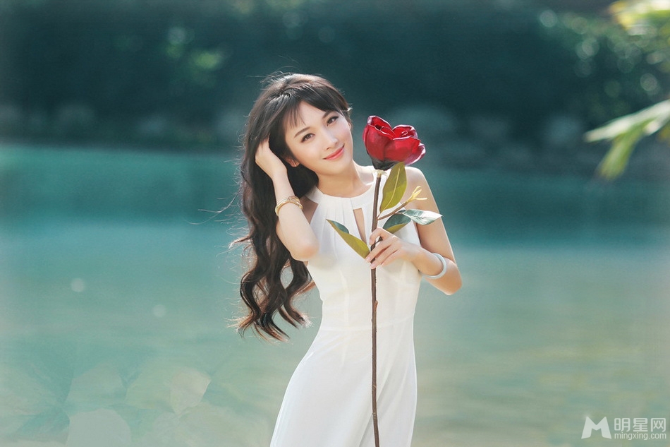 徐申东夏季唯美写真白色长裙优雅迷人_图-4