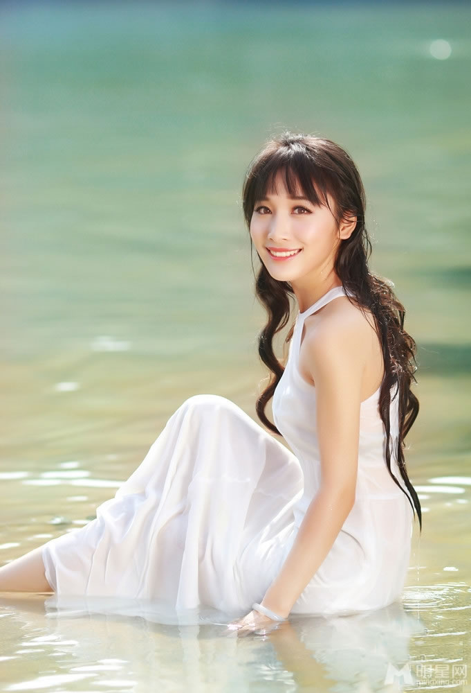 徐申东夏季唯美写真白色长裙优雅迷人_图-1