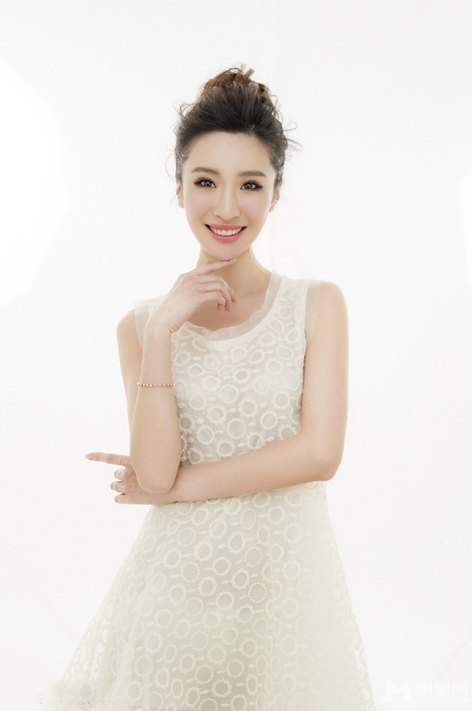 马晓灿夏日写真曝光白色短裙清新自然_图-3
