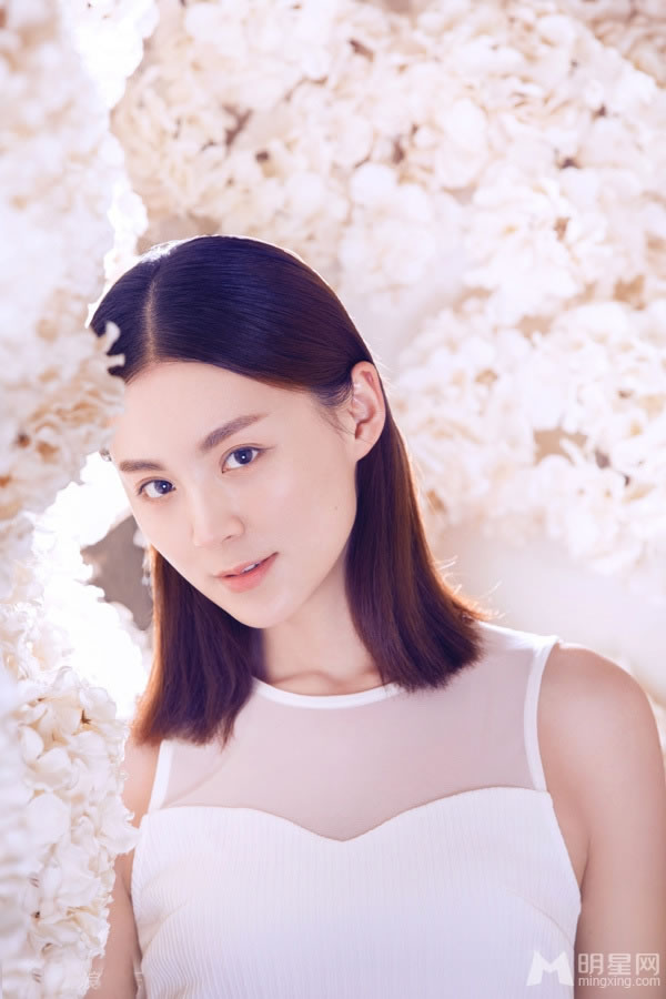 毛林林素颜唯美写真白色透视裙彰显清纯_图-1