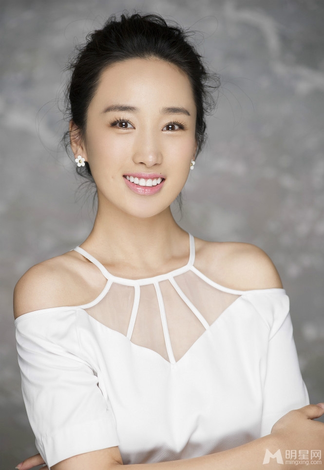 李艳白色系写真曝光透视上装更显性感_图-4