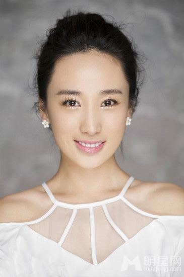 李艳白色系写真曝光透视上装更显性感_图-3