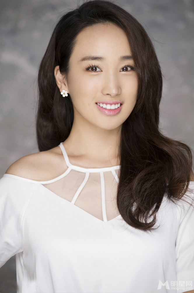 李艳白色系写真曝光透视上装更显性感_图-2