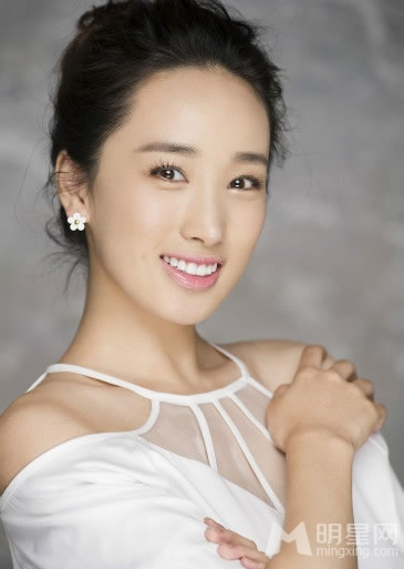 李艳白色系写真曝光透视上装更显性感_图-1