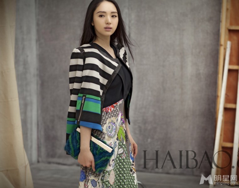 董璇时尚写真曝光黑色长发更具女人味_图-2