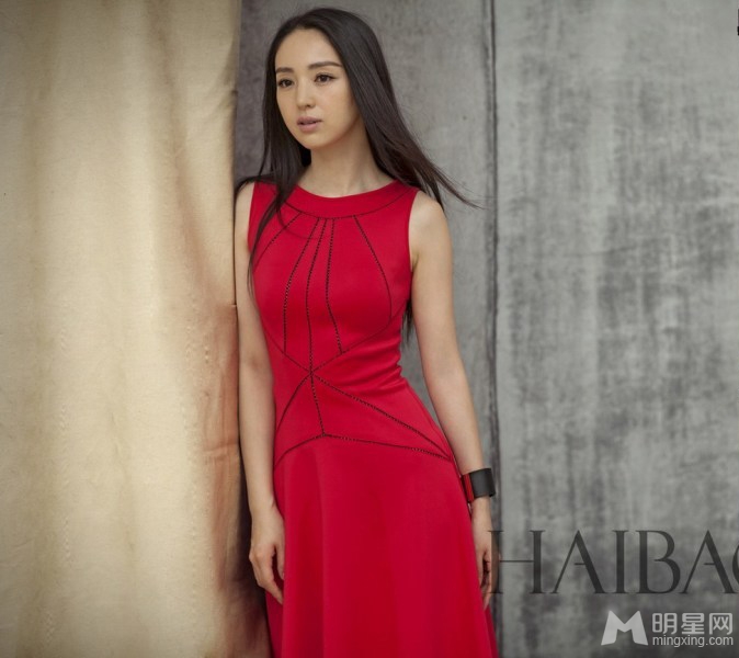 董璇时尚写真曝光黑色长发更具女人味_图-7