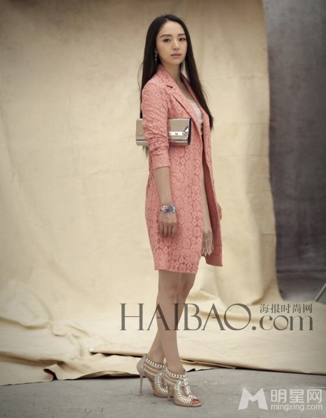 董璇时尚写真曝光黑色长发更具女人味_图-5