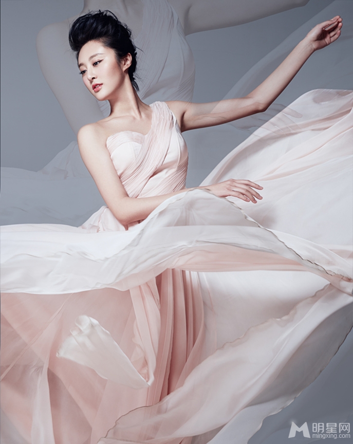 甘露短发写真曝光诠释时尚优雅大气_图-3