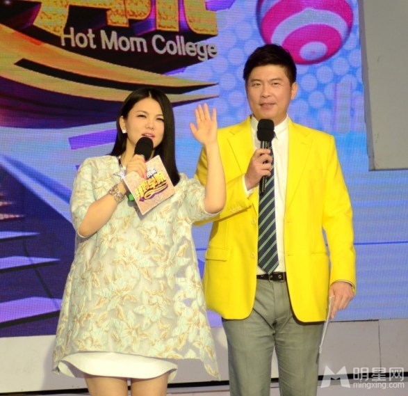 李湘挺大肚主持节目宽松花裙难掩孕肚_图-3