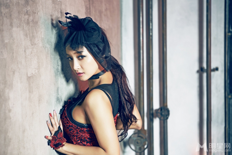 韩女歌手金素丽性感写真秀酥胸美腿_图-4