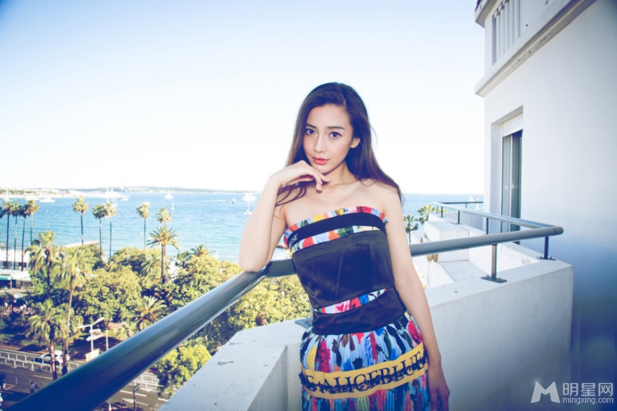 Angelababy戛纳私房美照清凉打扮媚眼醉人_图-3