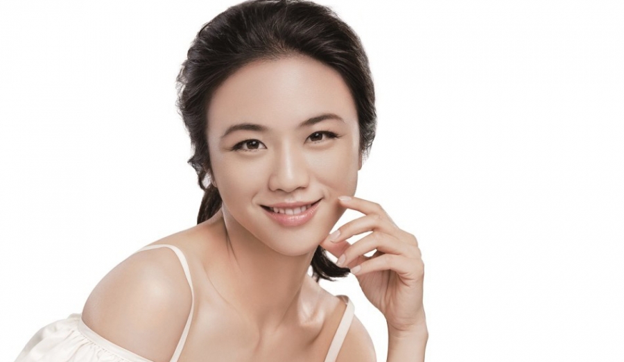 女神汤唯俏皮出镜小露香肩性感妩媚_图-2