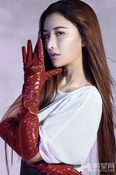 张虹一时尚写真曝光白色长裙秀美腿_图-4