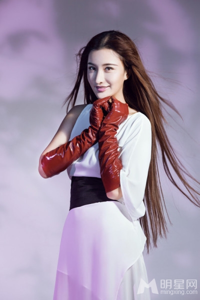 张虹一时尚写真曝光白色长裙秀美腿_图-5