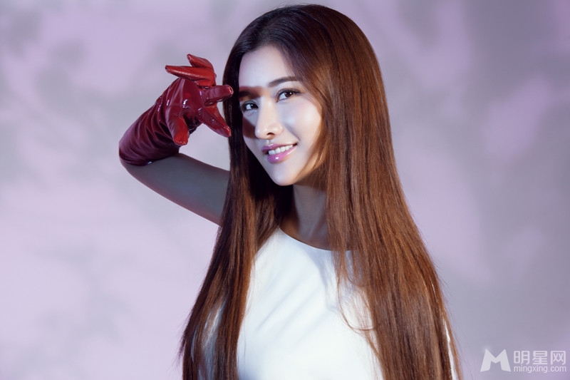 张虹一时尚写真曝光白色长裙秀美腿_图-3