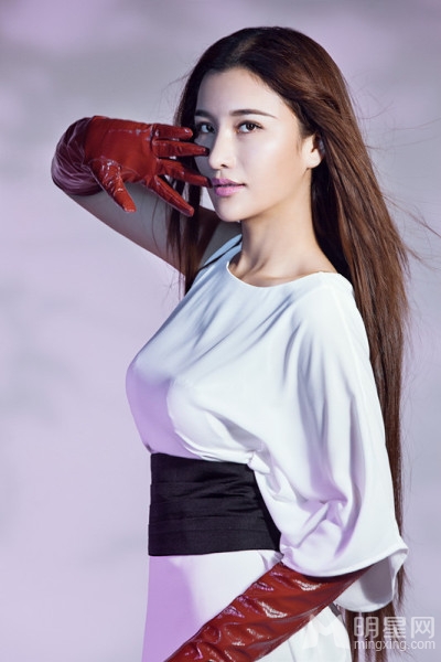 张虹一时尚写真曝光白色长裙秀美腿_图-6