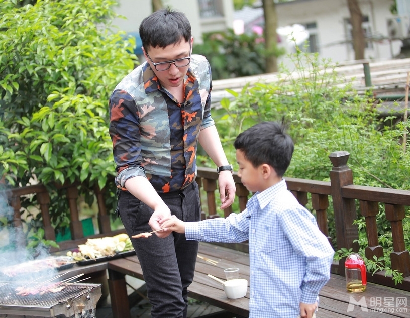 爸爸回来了花絮照曝光呆萌奥莉采茶欢乐多_图-14