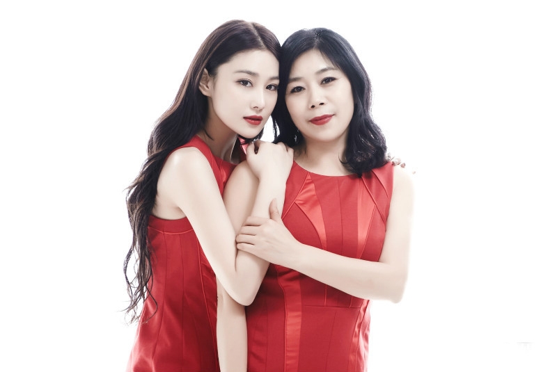 张馨予携母出镜母女情深似姐妹_图-2