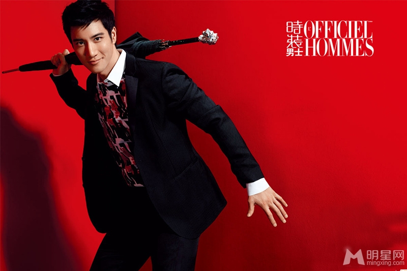 王力宏红西装登杂志封面眼神深邃俘获人心_图-3