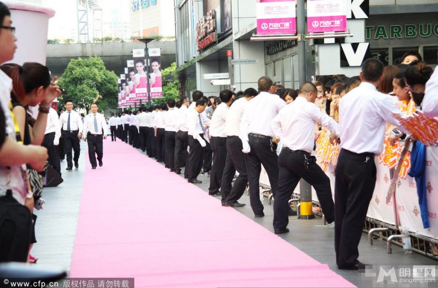 黄晓明牵手baby为新店剪彩恩爱令人羡慕_图-5