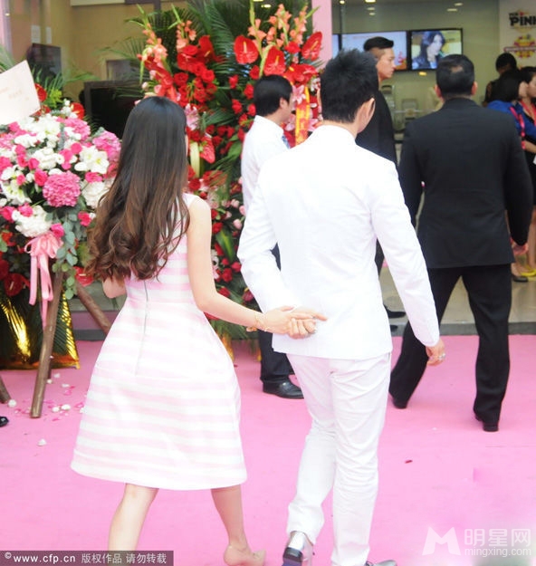 黄晓明牵手baby为新店剪彩恩爱令人羡慕_图-4