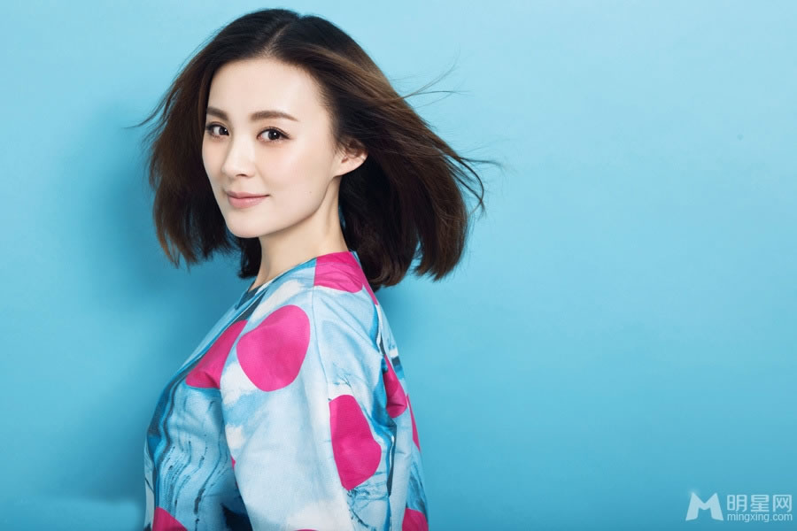 毛林林夏日靓丽写真甜美笑容展迷人气质_图-1