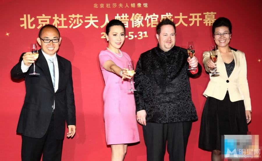 刘嘉玲粉裙现身北京蜡像馆与蜡像真假难辨_图-8