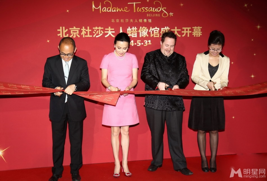 刘嘉玲粉裙现身北京蜡像馆与蜡像真假难辨_图-9