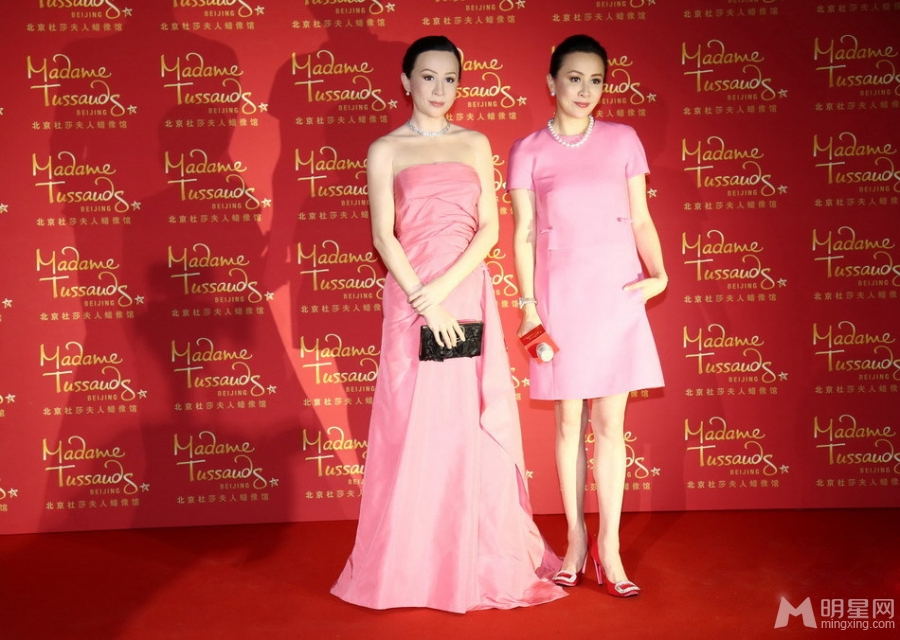刘嘉玲粉裙现身北京蜡像馆与蜡像真假难辨_图-3