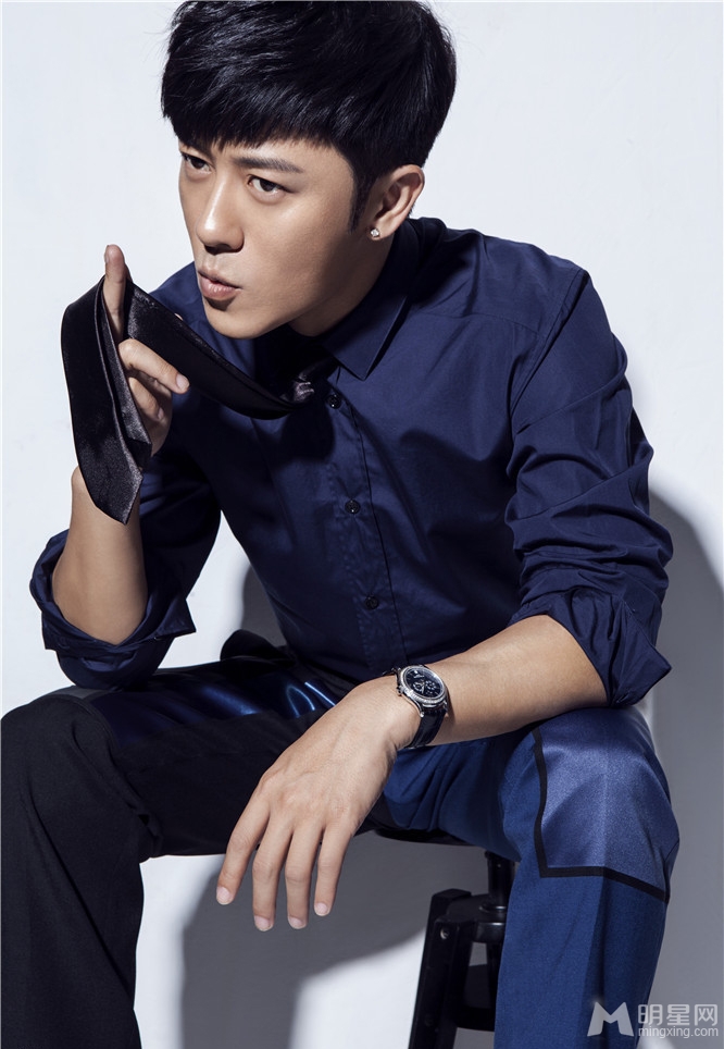 林申最新型男写真表情魅惑电力十足_图-4
