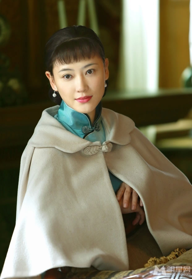 东方战场曝应采儿剧照身穿旗袍温婉动人_图-1