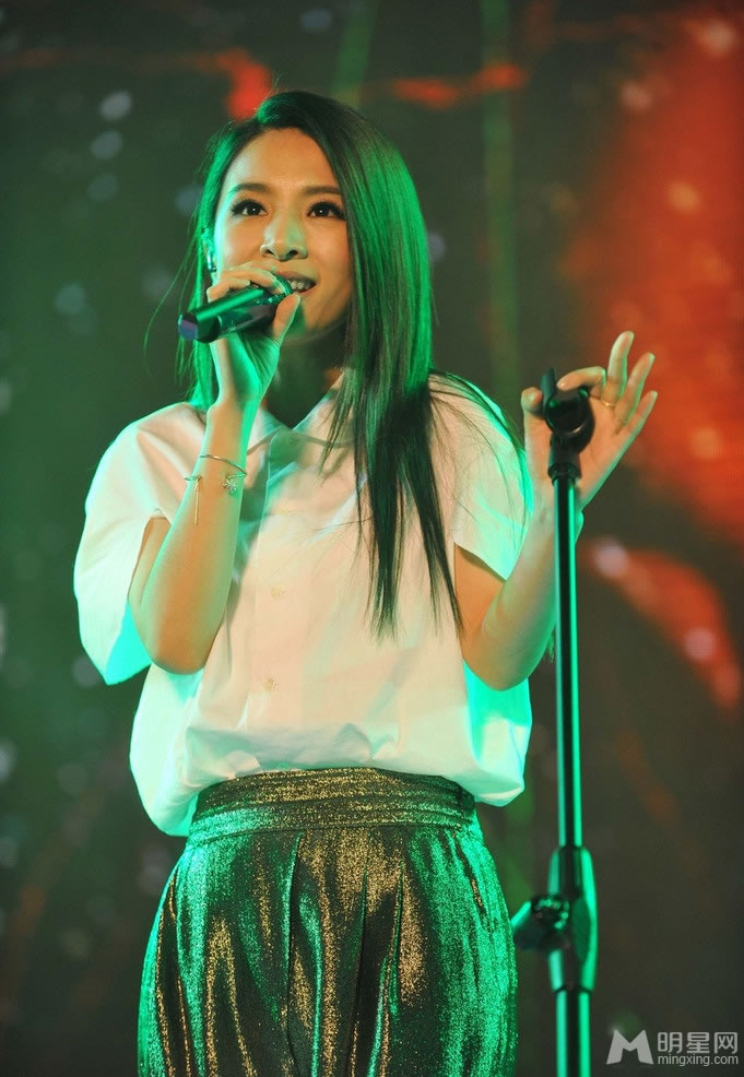 Hebe田馥甄现身武汉歌友会激情献唱_图-1
