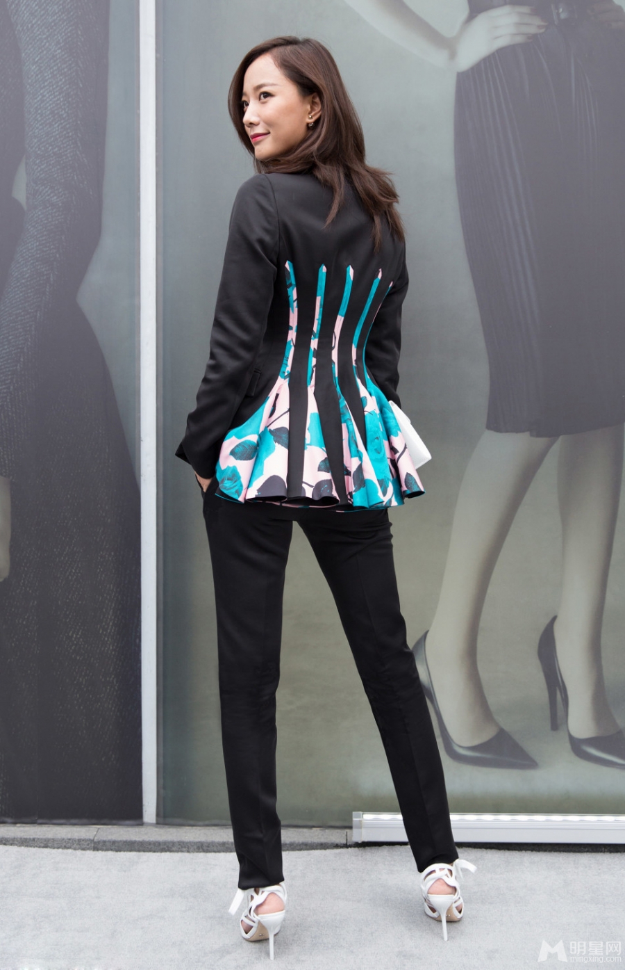 王珞丹现身品牌巡展黑色西服显帅气_图-3