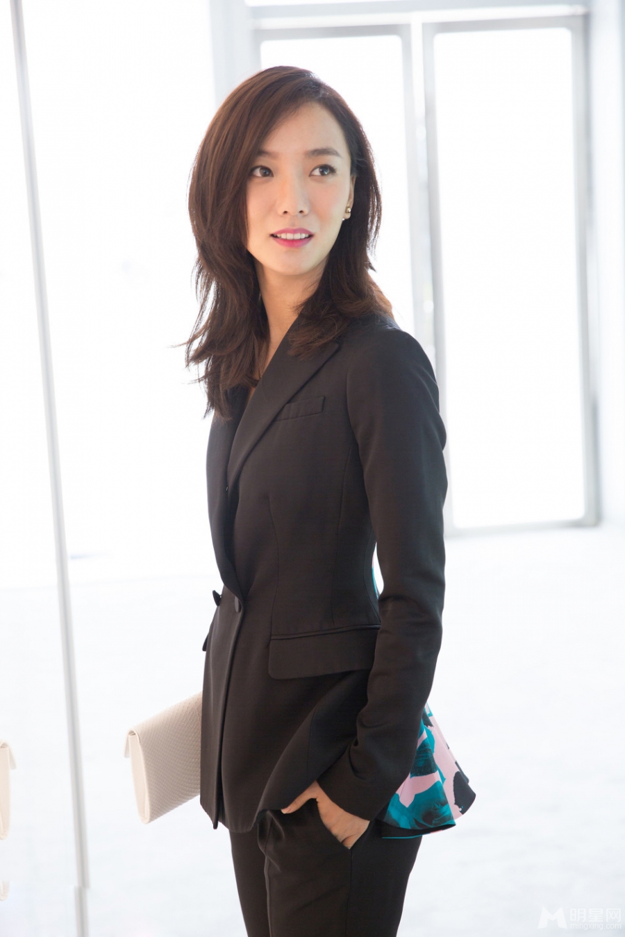 王珞丹现身品牌巡展黑色西服显帅气_图-5