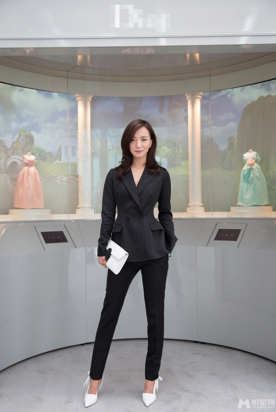 王珞丹现身品牌巡展黑色西服显帅气_图-6