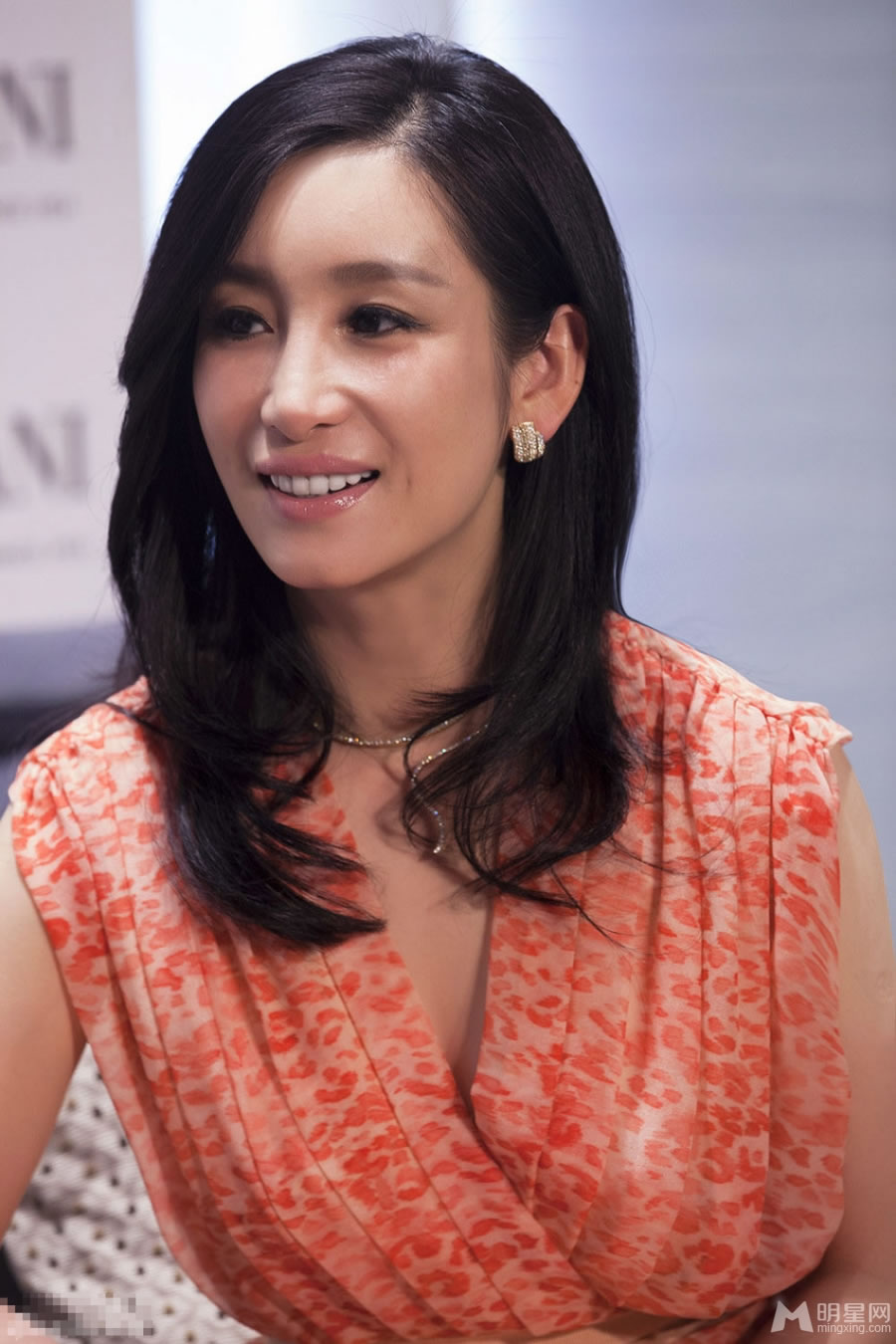 秦海璐深V长裙现身气质高贵典雅_图-1