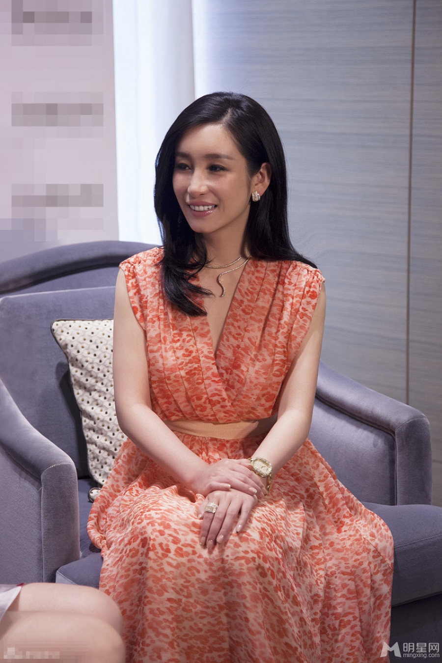 秦海璐深V长裙现身气质高贵典雅_图-4