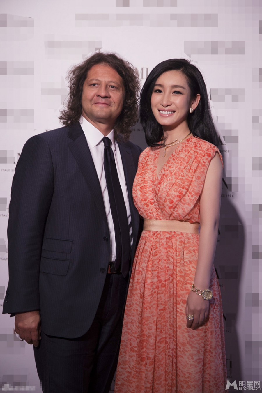 秦海璐深V长裙现身气质高贵典雅_图-5