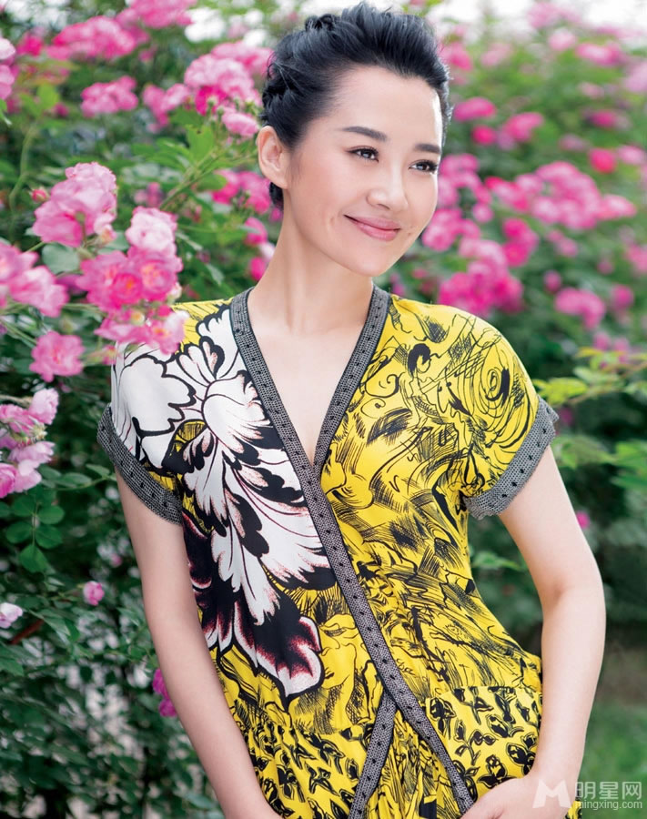 许晴夏日花丛写真化身时尚花仙子_图-1