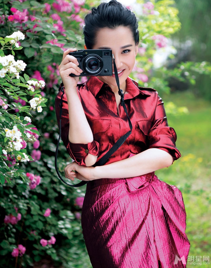 许晴夏日花丛写真化身时尚花仙子_图-3