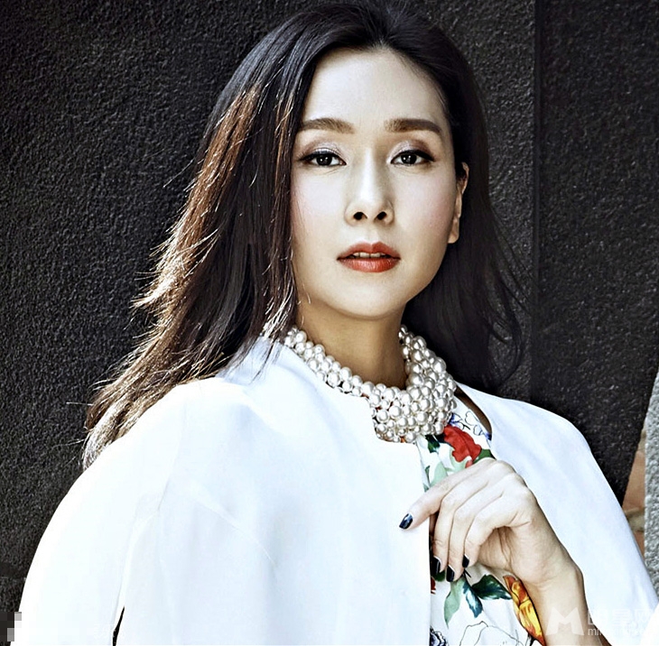 杨恭如夏日时尚街拍OL气场十足_图-3