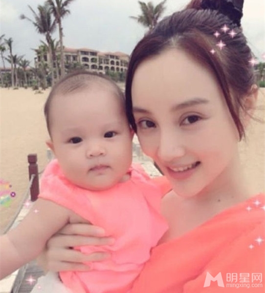 辣妈萌宝亲子装欢乐来袭李小璐嘟嘴亲女儿_图-9