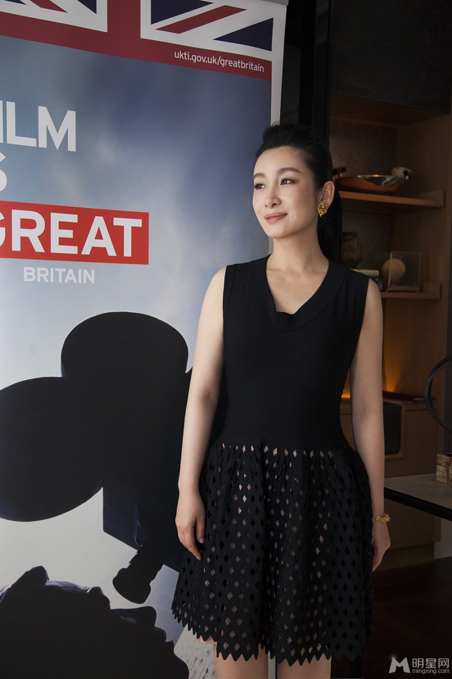 秦海璐黑色短裙优雅现身担任中英电影大使_图-4
