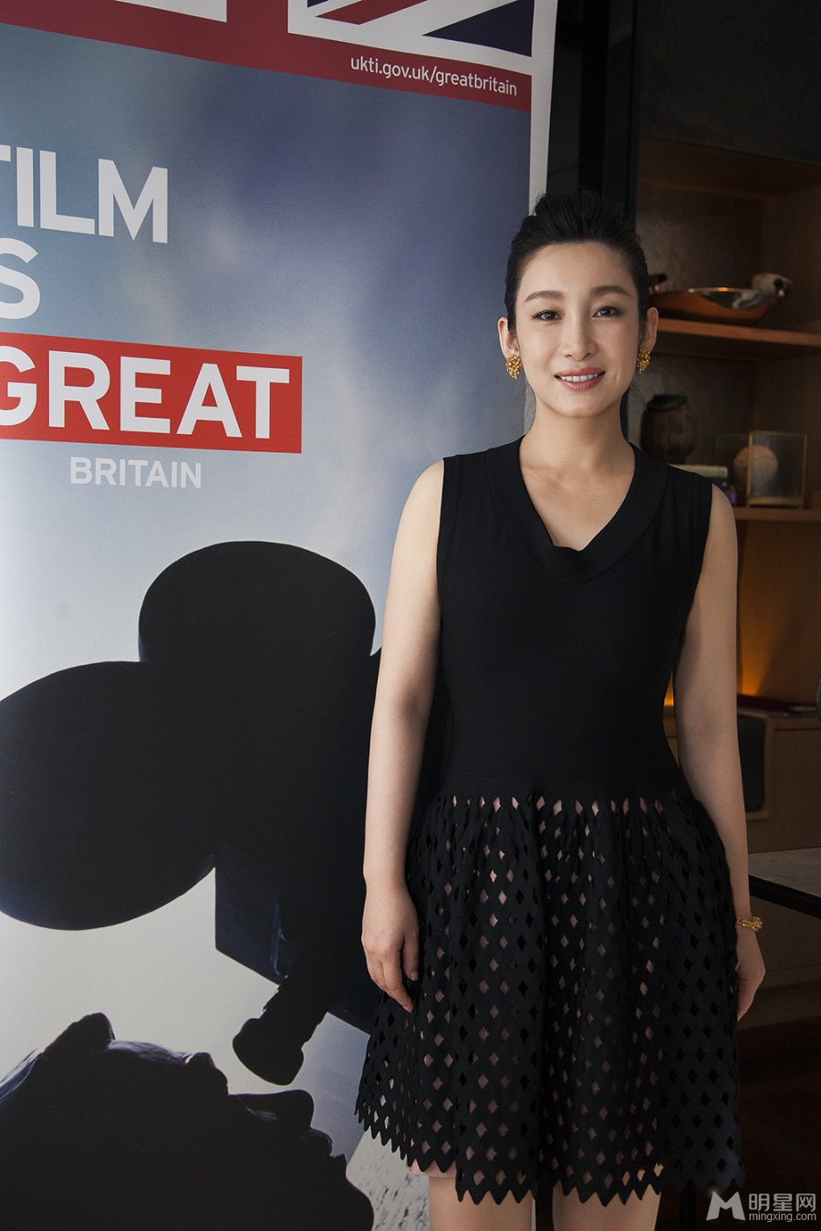 秦海璐黑色短裙优雅现身担任中英电影大使_图-3
