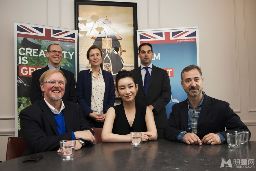 秦海璐黑色短裙优雅现身担任中英电影大使_图-1