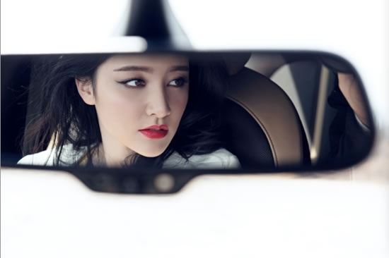 崔心心香车美女写真娇艳红唇高贵优雅_图-1