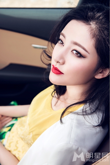 崔心心香车美女写真娇艳红唇高贵优雅_图-3